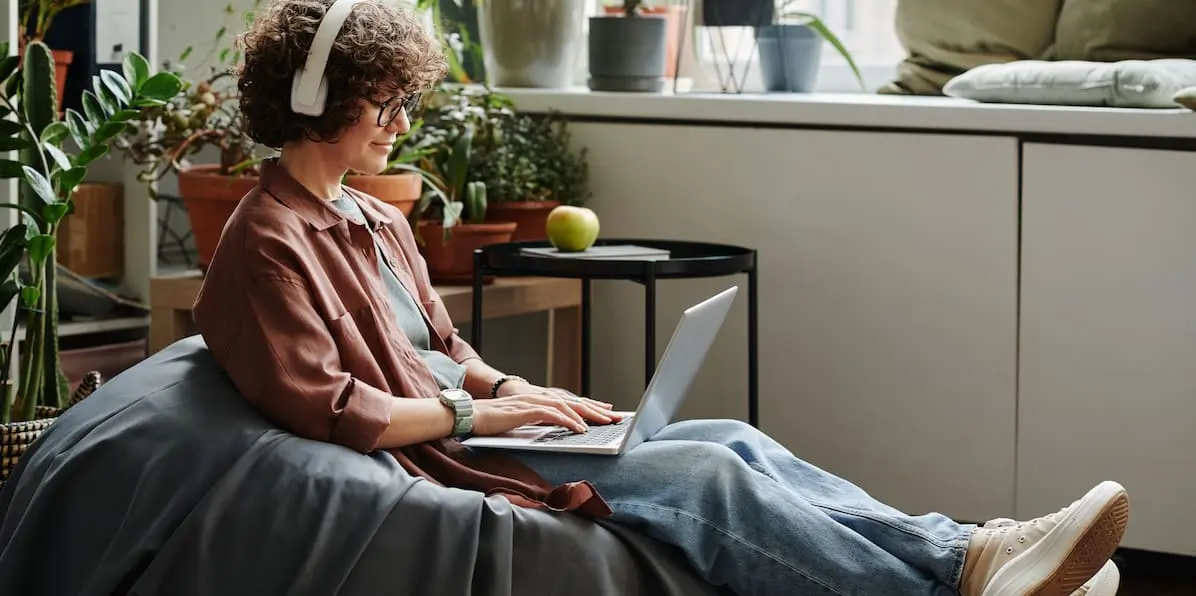 一个女人坐在豆袋里工作 AI项目思想笔记本电脑